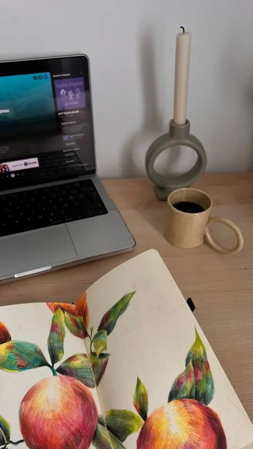 Écran d’ordinateur portable affichant le site Pexels, idéal pour les besoins en photos de stock.
